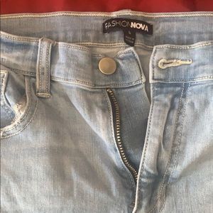 Fashion Nova sz. 9 distressed blue jeans.
